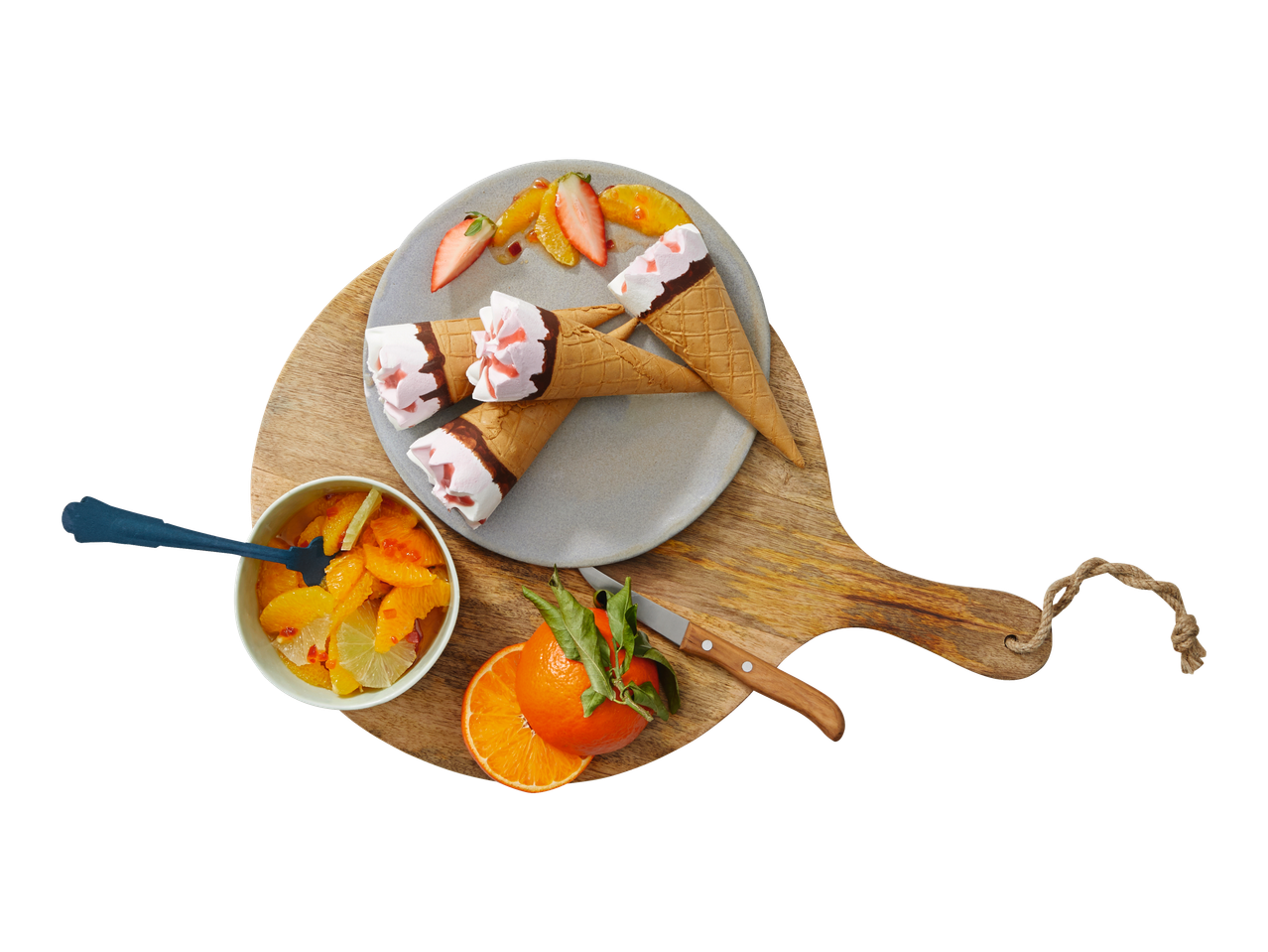Gelados de morango e laranja em cones, salada de laranja e lima.
