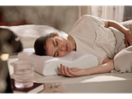 Femeie dormind pe o pernă de susținere a gâtului Polygiene® LIVARNO home.