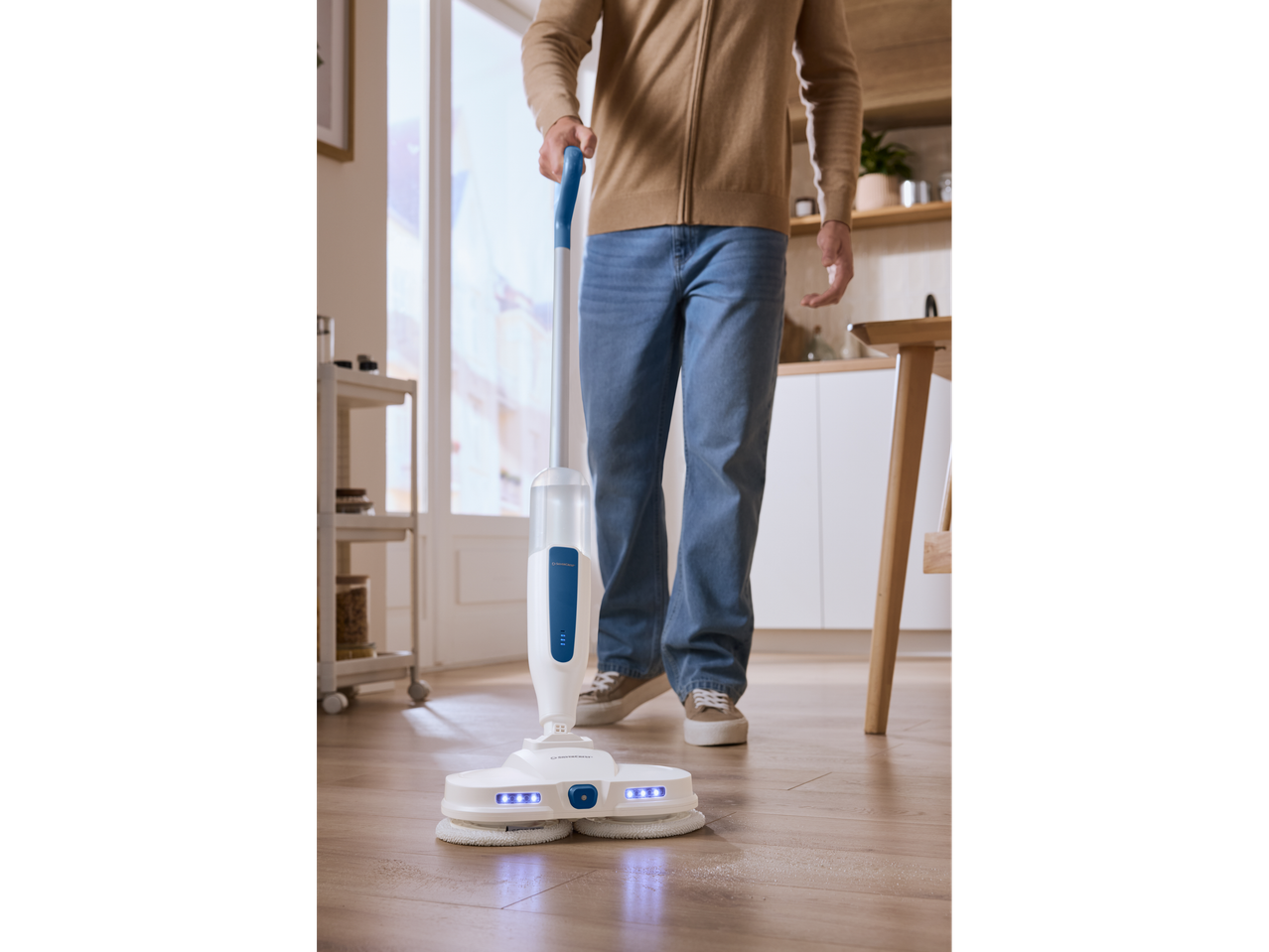 Muškarac čisti drveni pod Silvercrest® električnim mopom s funkcijom prskanja.