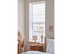 Quarto com estore duplo branco LIVARNO home, mesa de cabeceira e decorações.