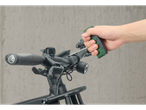 Mână ținând ghidonul unei biciclete electrice.