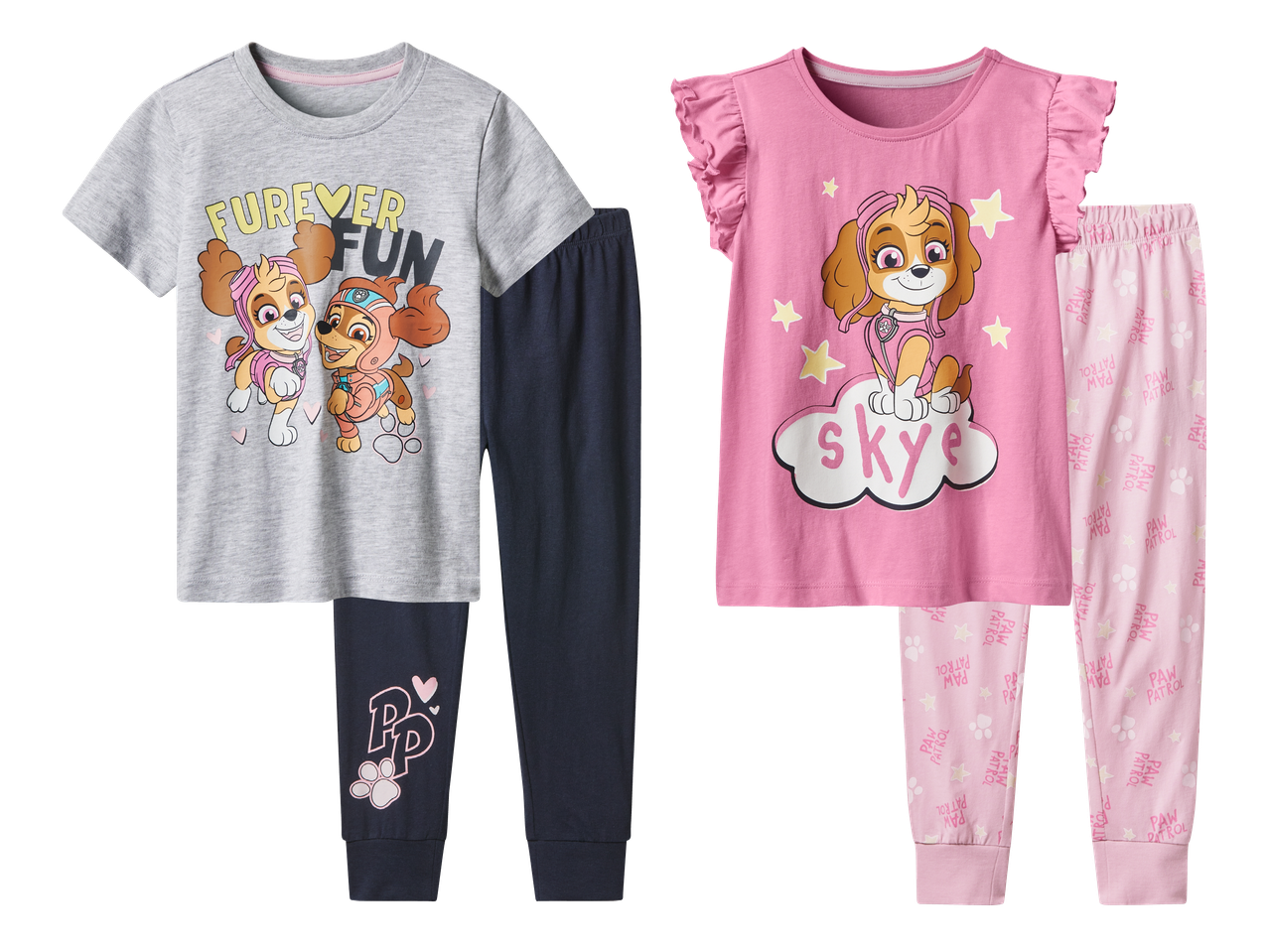 Dva kompleta dječjih pidžama s motivima štenaca: siva s natpisom 'FUREVER FUN' i ružičasta s natpisom 'skye'.