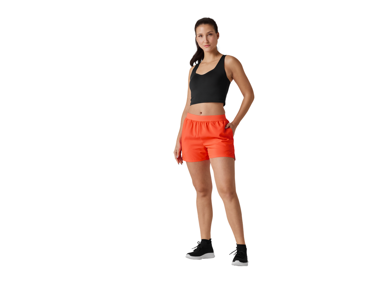 Ragazza indossa shorts sportivi arancioni e top nero