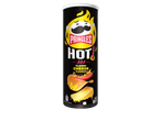Pringles Hot Flamin' Cheese chips in een zwarte koker met een vurig Pringles-logo.