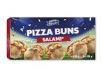 Pizza buns med salami i en pakke med fodboldtema.