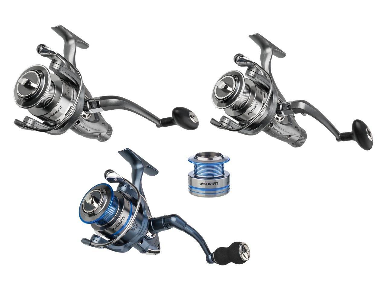 Dva siva i jedan plavi kolut za ribolov s rezervnom špulom, prikazani na crnoj pozadini.