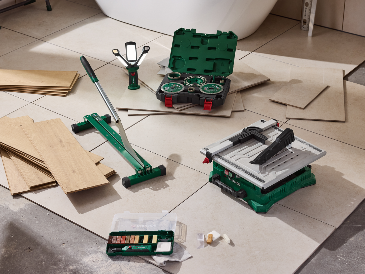 Инструменти Parkside за полагане на подови настилки, включително резачка за ламинат, циркуляр и комплект за ремонт на подове.