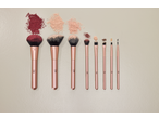 Conjunto de pincéis de maquilhagem Cien Beauty com vários pós e líquidos.