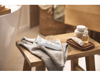 Aparat de ras pentru femei CIEN BEAUTY® pe un prosop cu produse de îngrijire personală într-o baie.