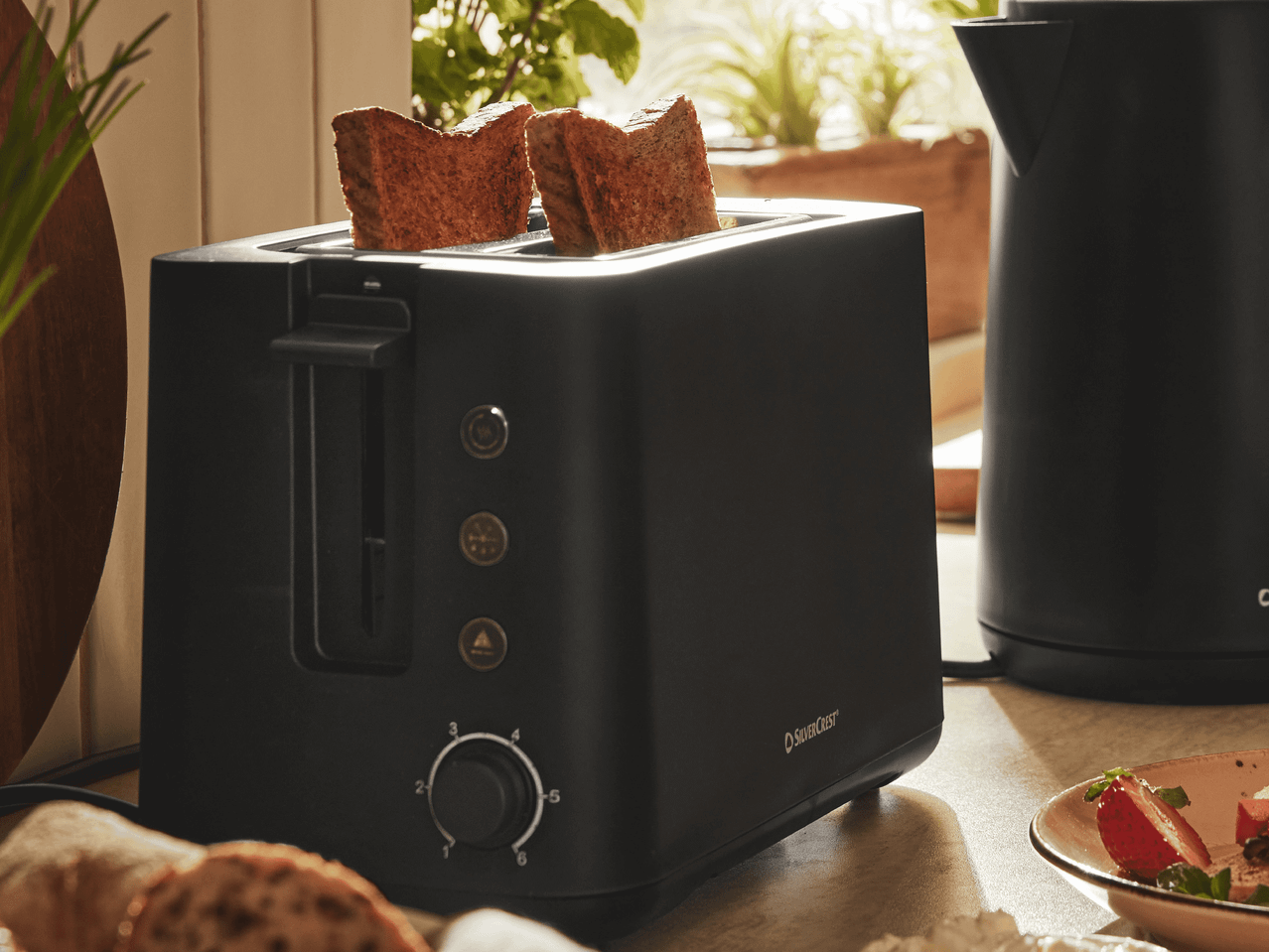 Ein schwarzer Toaster von Urban Outfitters mit zwei gerösteten Brotscheiben.