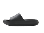 O papucă Crocs neagră este prezentată pe un fundal negru.