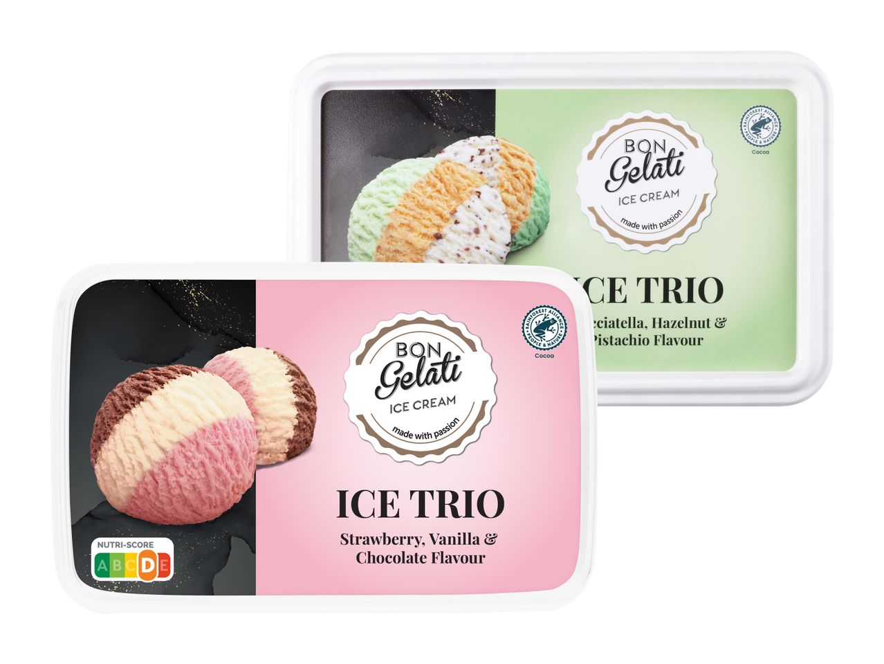 Dve posodi sladoleda Bon Gelati Ice Trio, ena z okusom jagode, vanilije in čokolade, druga s stracciatello, lešnikom in pistacijo.