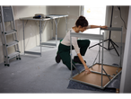 Žena sklapa PARKSIDE® multifunkcionalni sto u sobi tokom renoviranja.