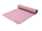Tapete de yoga rosa, parcialmente enrolado, com superfície texturizada e código do produto.