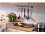 Tábua de corte SILVERCREST com queijo ralado, utensílios de cozinha e ervas frescas numa cozinha de madeira.