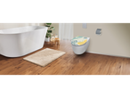 Ein Badezimmer mit freistehender Badewanne und WC mit abstraktem Muster auf dem Toilettensitz.