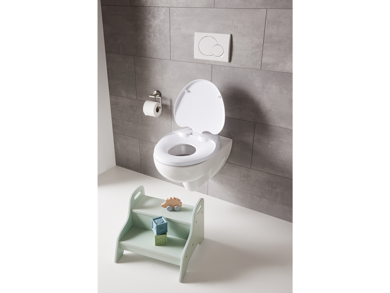 Un WC cu capac pentru copii și un scaun de lemn pentru copii.