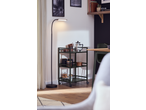 Candeeiro de pé LIVARNO LED ilumina um carrinho de servir preto com acessórios de café.