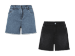 Zwei Jeans-Shorts, eine hellblau und eine schwarz, mit Fransen am Saum.
