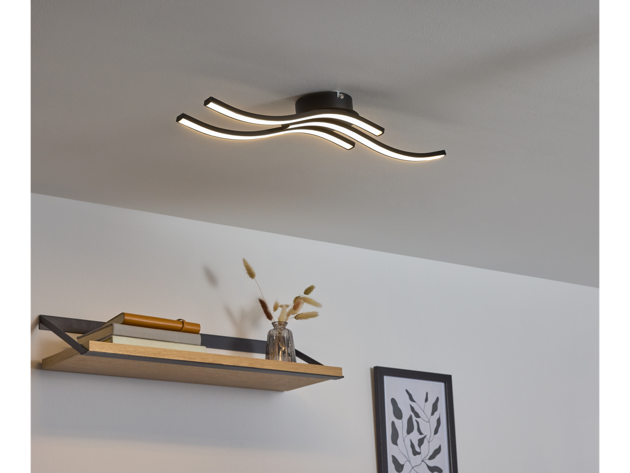 LIVARNO home LED stropna svetilka z valovitim dizajnom, osvetljuje moderno sobo.