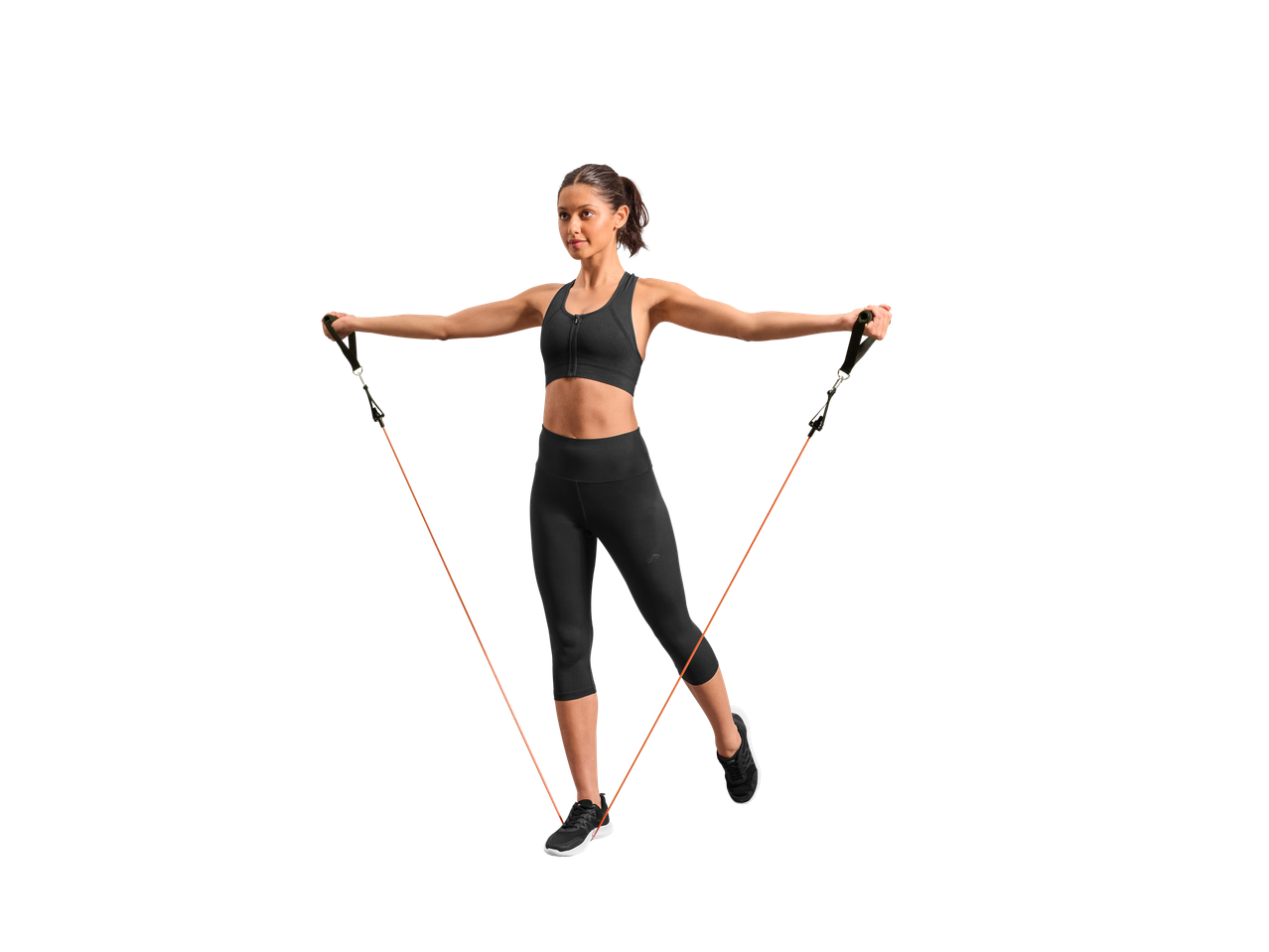 Naine treenib fitnessi vastupanukummiga