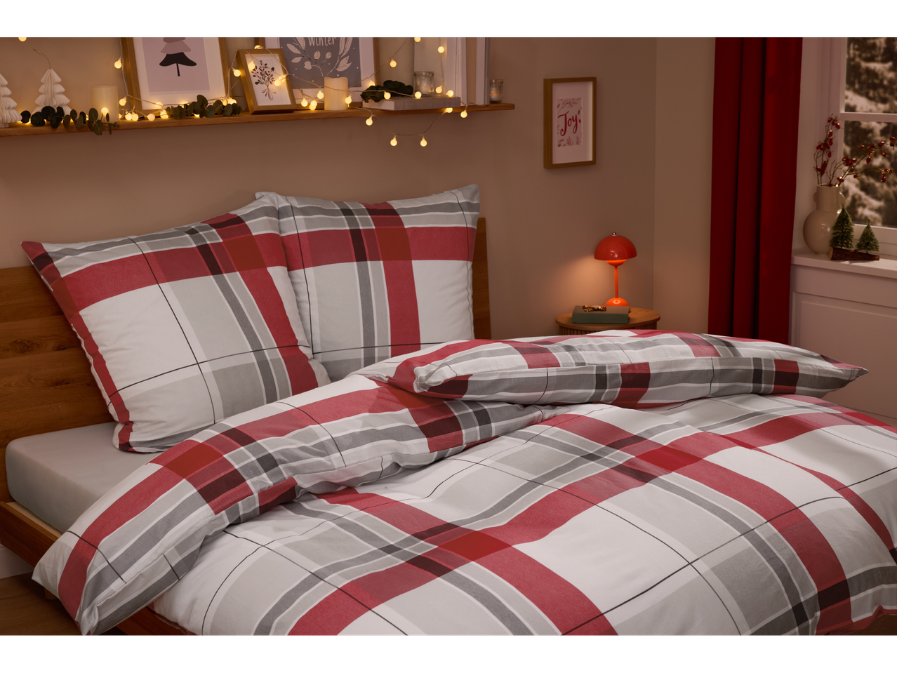 LIVARNO ruuduline tekikotikomplekt hubases magamistoas pidulike kaunistustega.