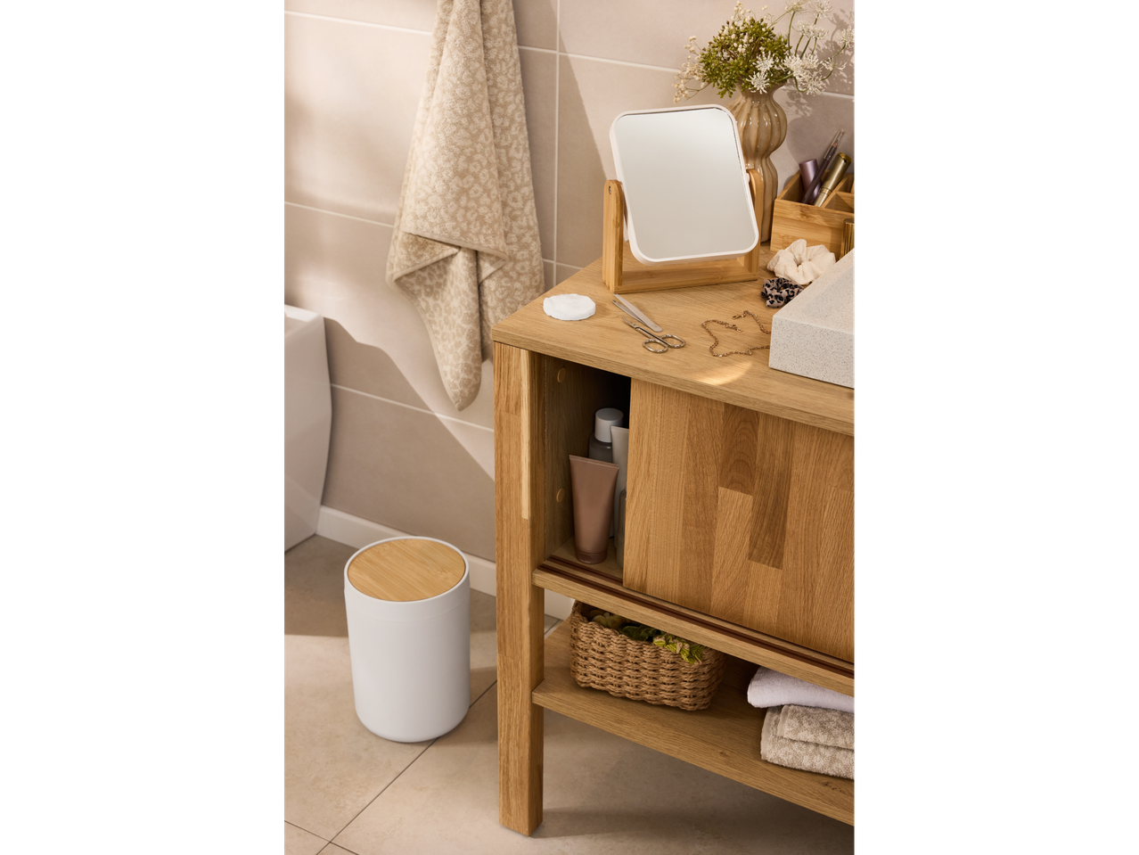 LIVARNO kupaonski ormarić s bambusovim ogledalom i dodacima.