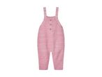 En lyserød strikket baby overall med knapper.