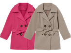 Två trenchcoats, en rosa och en beige, med knappar och knytband.