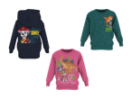 Tre børnetrøjer: en mørkeblå hættetrøje, en grøn sweatshirt og en pink sweatshirt.