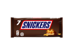 Snickers chocoladereep met pinda's en karamel, met een dwarsdoorsnede.