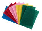 Un éventail de tampons à récurer colorés en bleu, rouge, rose, jaune et vert.