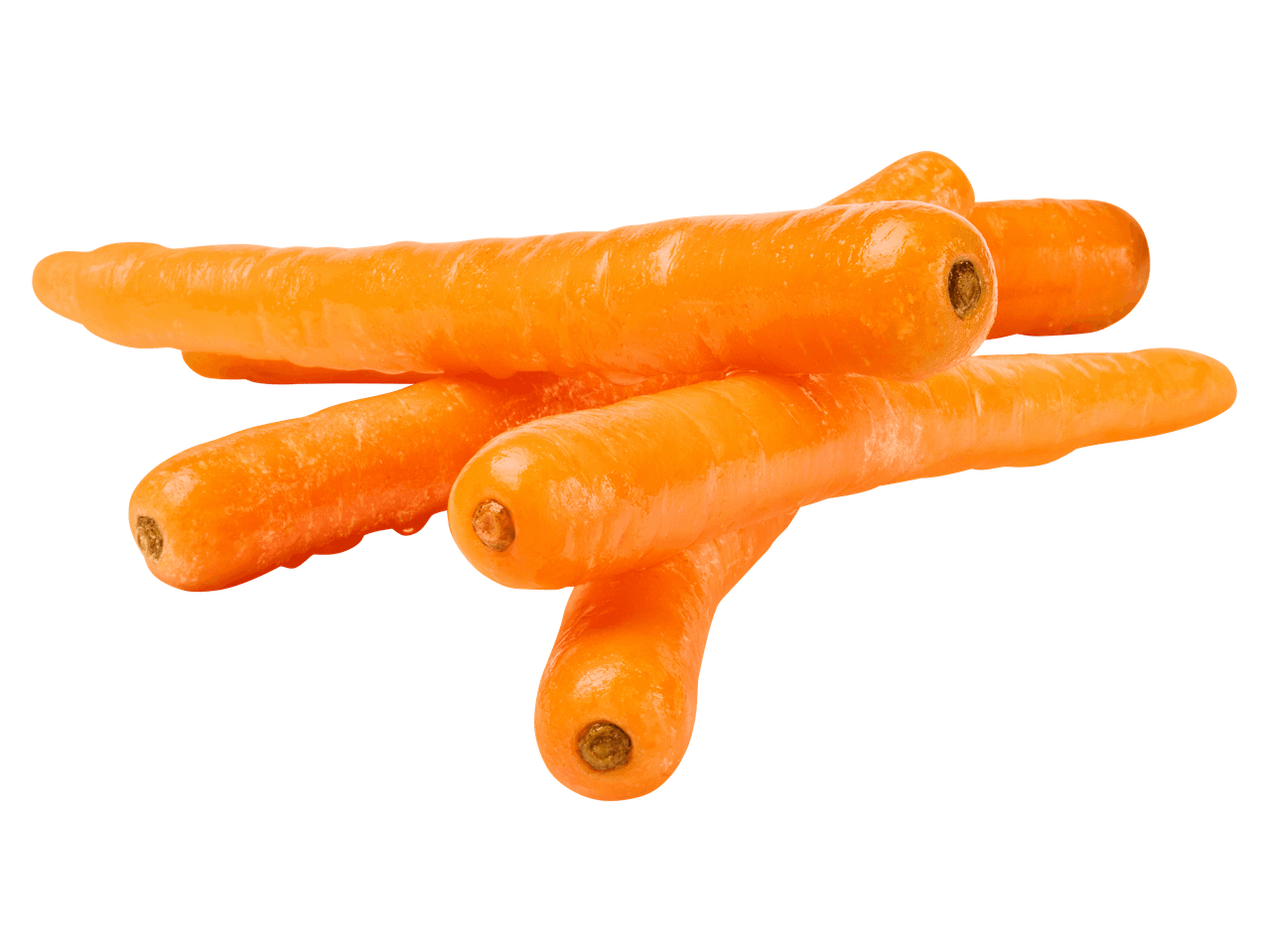 Friss, tisztított sárgarépák fekete háttér előtt.
