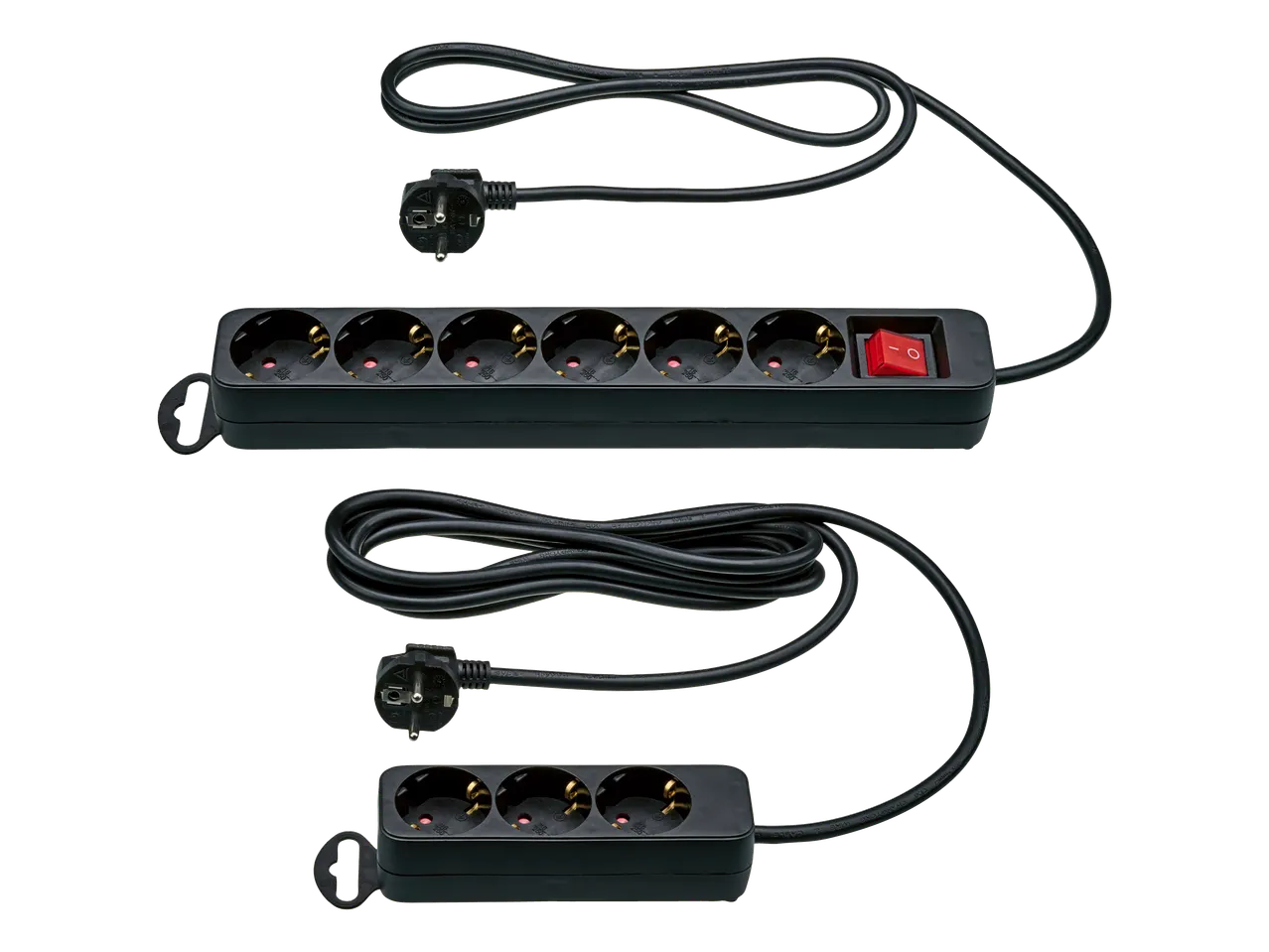 Dvije crne produžne letve s utičnicama i prekidačem, s namotanim kabelima i utikačima.