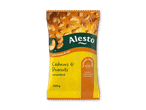 En pose karamelliserede cashewnødder og peanuts med honning og salt.
