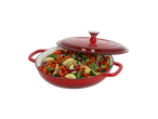 Vas de gătit roșu din fontă cu legume și capac.