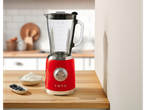 Crveni SILVERCREST® blender od 600W na kuhinjskom pultu, s bobičastim voćem i kremom.