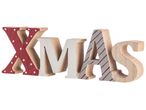 Дървени букви, изписващи „XMAS“ в червено, бяло и сиво с шарки.
