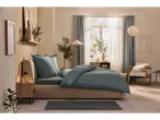 Quarto com cama, almofada de apoio de pescoço Polygiene®, mesa de cabeceira e janela.