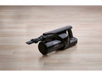 Aspirador de mão sem fio Silvercrest® 2 em 1 preto em piso de madeira.