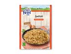 Pakke med Spätzle med løgsauce, der viser en portion i en pande, løg og persille.