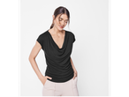 Femeie purtând un top negru elegant cu decolteu în V.