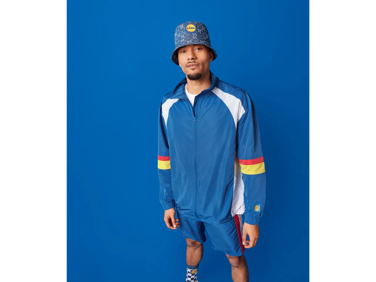Roupas Lidl: jaqueta, shorts e chapéu bucket azuis.