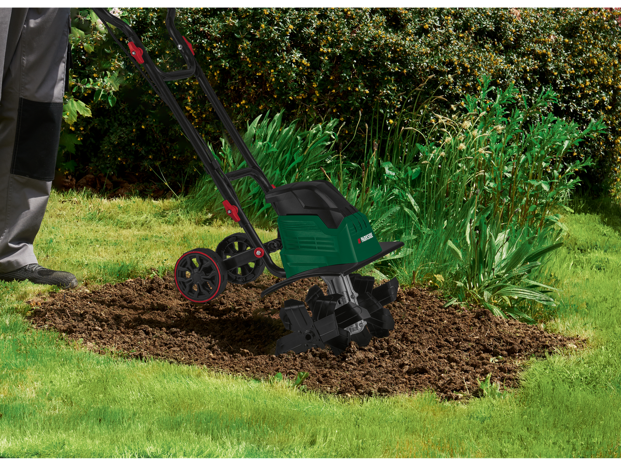 Градински култиватор Parkside® в употреба на морава.