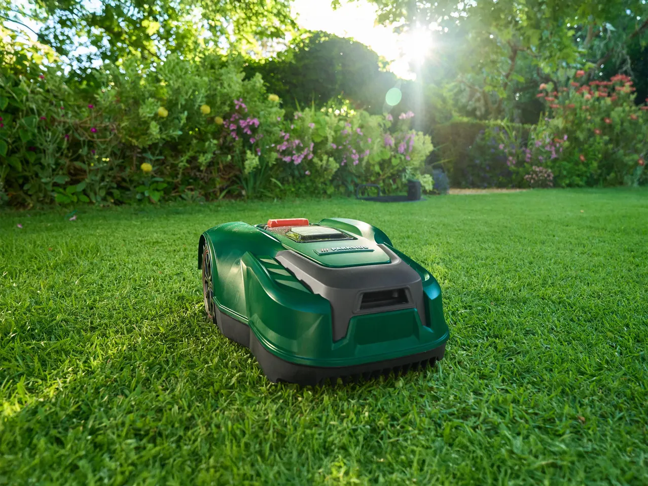 Egy Parkside robotfűnyíró egy gyönyörűen gondozott kertben.