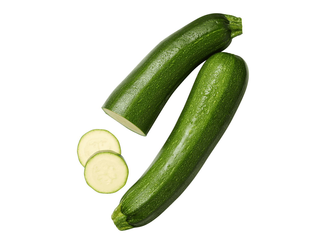 Kaksi vihreää kesäkurpitsaa ja kaksi viipaletta mustalla taustalla.