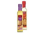 Dvě lahvičky oleje Vitasia: sezamový a arašídový, 250 ml.