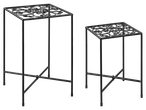 Dois suportes para plantas de metal preto com designs ornamentais.