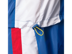 Close-up de uma jaqueta de nylon azul, branca e vermelha com cordão amarelo.
