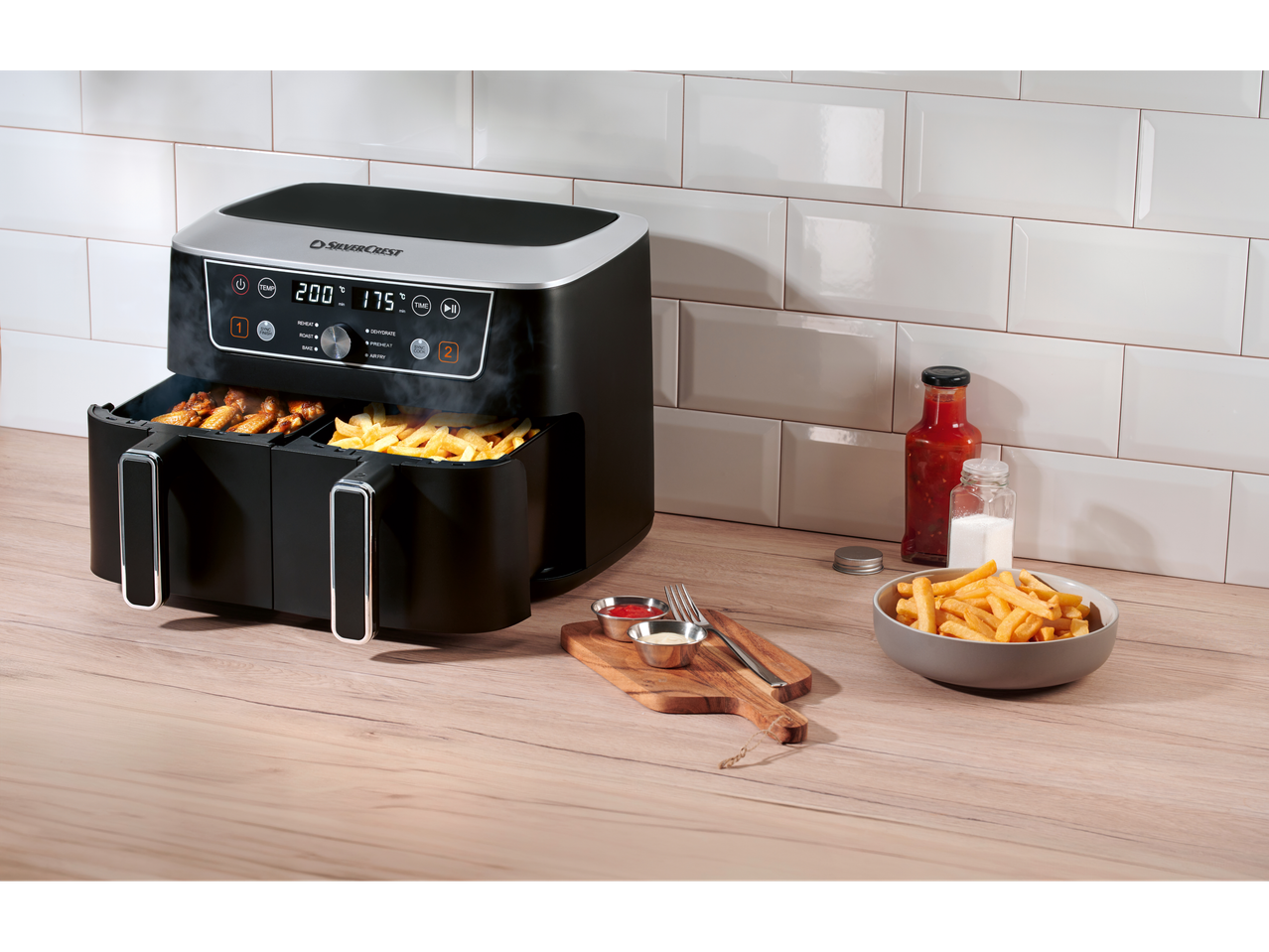 SilverCrest® dvozonska friteza na vruć vazduh sa pomfritom i pilećim krilcima.